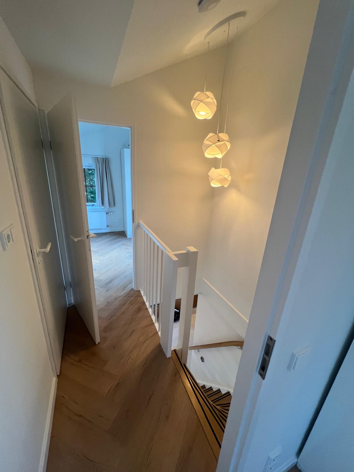 Hal met doorkijk naar slaapkamer #2 vakantiehuis Texel bij De Krim